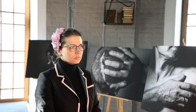 Покорившая Париж фотовыставка о ранах войны «Целостность» открылась в Мариуполе