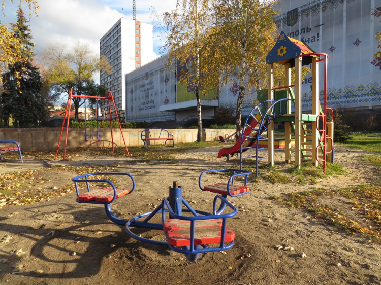 Мариупольских вандалов привела в неистовство детская площадка (ФОТОФАКТ)