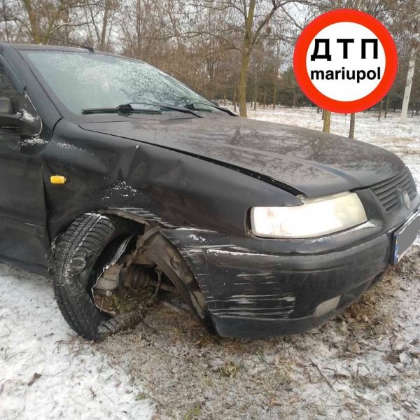 Автомобиль слетел с дороги в Мариуполе, водитель скрылся