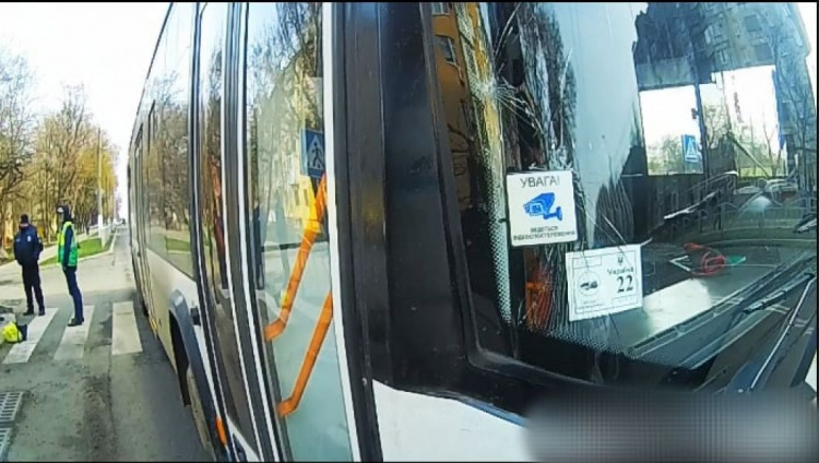 В Мариуполе пешеход разбил троллейбус