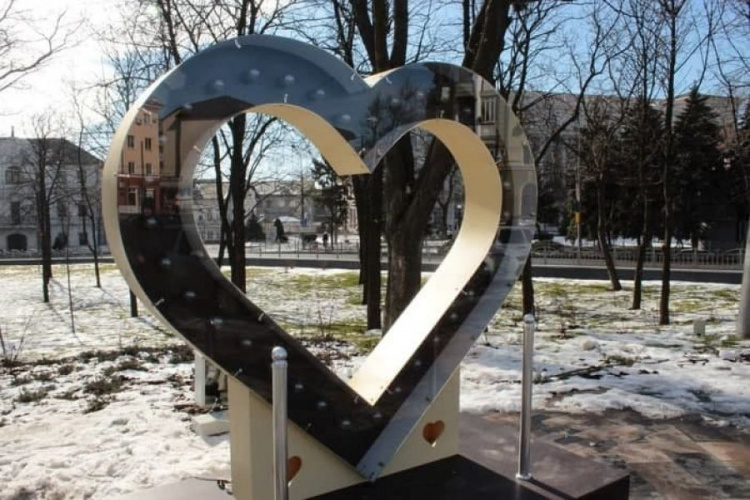 Ко Дню всех влюбленных в Мариуполе «зажгутся сердца»