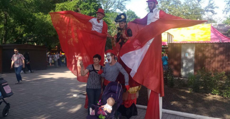 Фокусы, игра теней, зажигательные танцы: Мариуполь праздновал День Европы