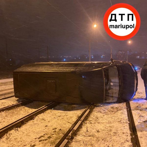 Микроавтобус опрокинулся на трамвайных путях в Мариуполе