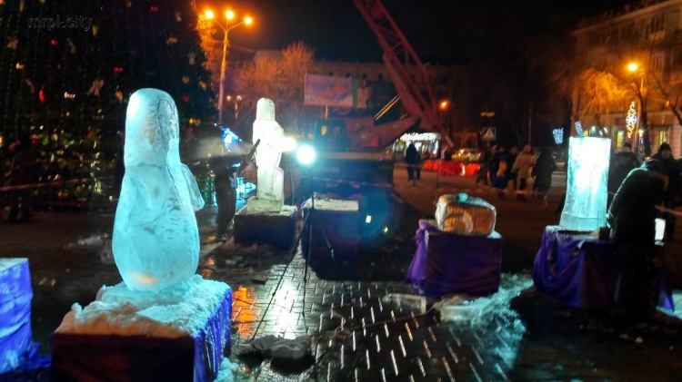 Ледяные скульптуры в Мариуполе