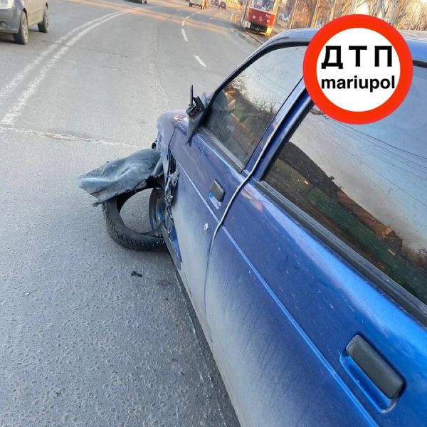 Искореженный металл и вывернутое колесо: в Мариуполе на «встречке» столкнулись авто