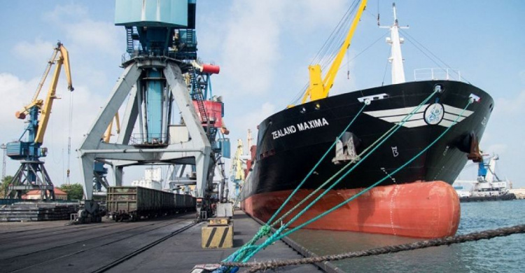 Мариупольский морской порт уменьшил проходную осадку судов