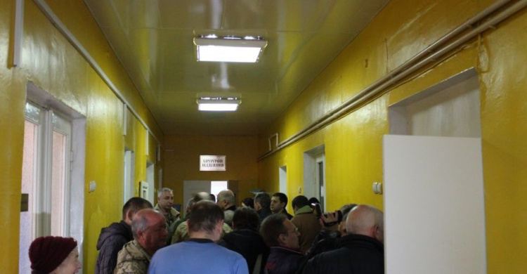 Мариупольцы заполонили военный госпиталь в поиске бесплатной медпомощи (ФОТО)