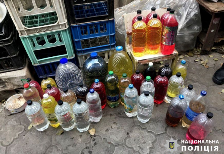 В мариупольском магазине-кафетерии выявили более 90 литров самогона