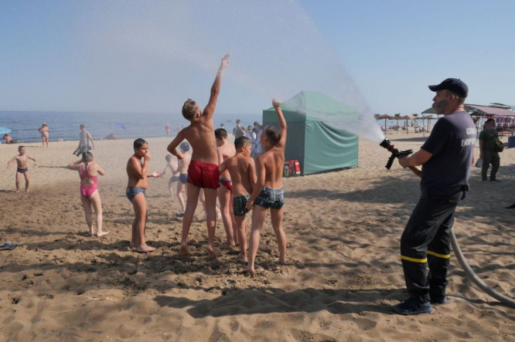 На пляже в Мариуполе учили оказывать первую доврачебную помощь