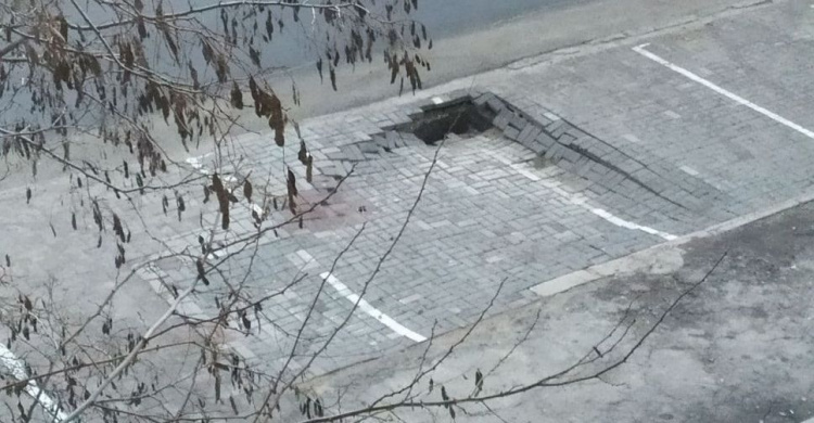 На парковке в Мариуполе тротуар ушел под землю (ДОПОЛНЕНО)