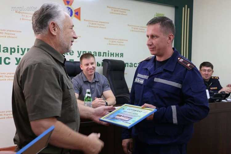 В Мариуполе Жебривский вручил спасателям награды и сертификат на 6 млн грн на спецтехнику (ФОТО+ВИДЕО)