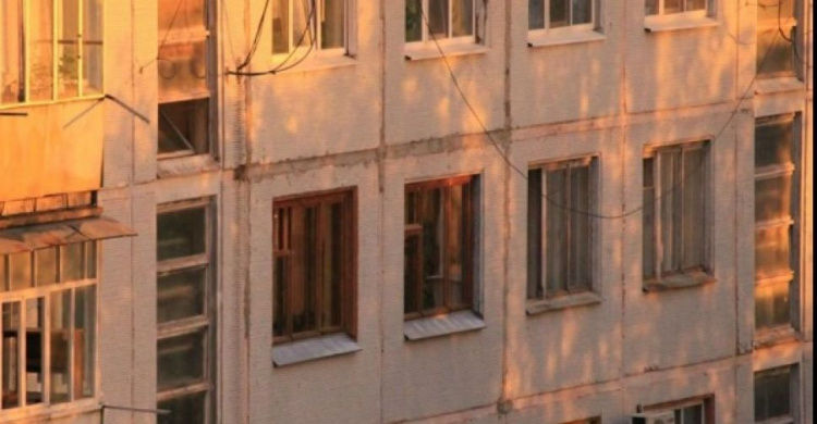 В Мариуполе мужчина выпал из окна многоэтажки и замерзал до приезда «скорой»