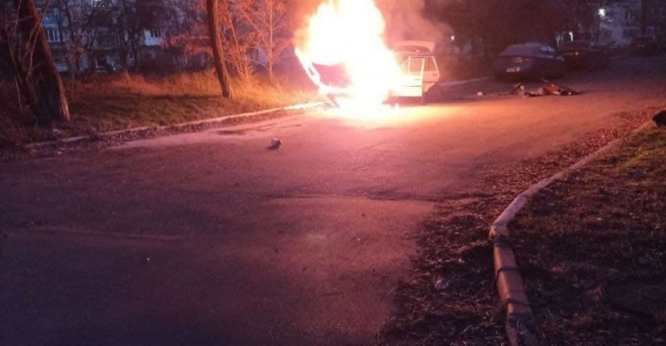 В Мариуполе восьмеро спасателей тушили горящий автомобиль