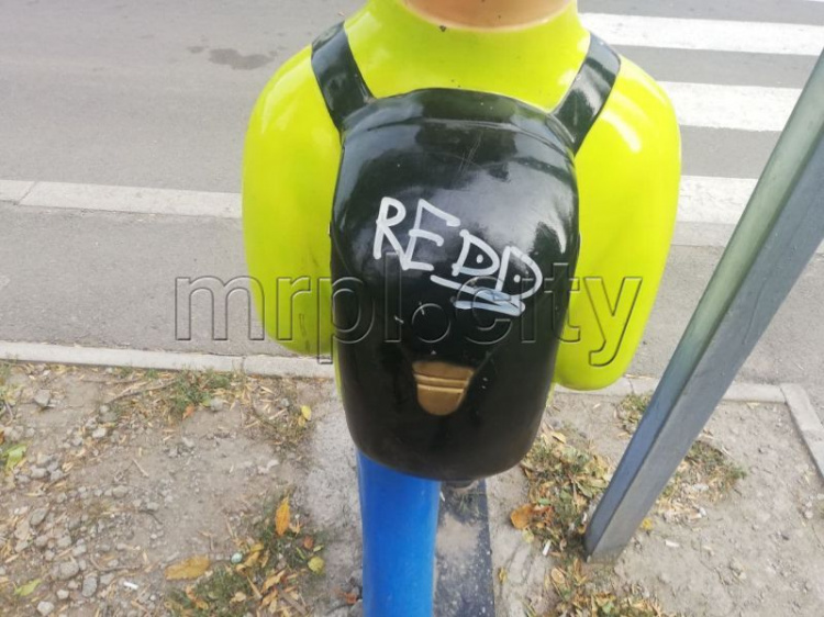Единственные в Мариуполе фигурки пешеходов привлекли вандалов