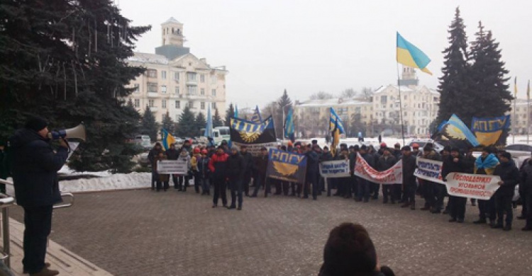 Пикет у Донецкой ОГА: Шахтеры требуют внимания к проблемам в угольной отрасли