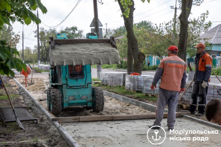 Программа «Охайне місто»: на мариупольском проспекте обновляют тротуар