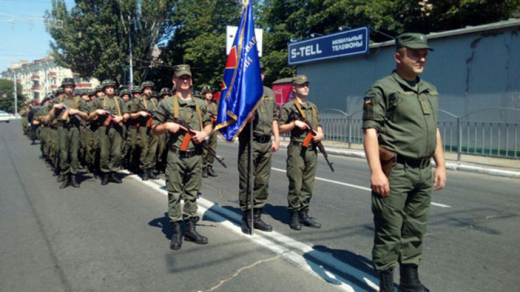 В центре Мариуполя прошел парад в честь освобождения города (ДОПОЛНЕНО)