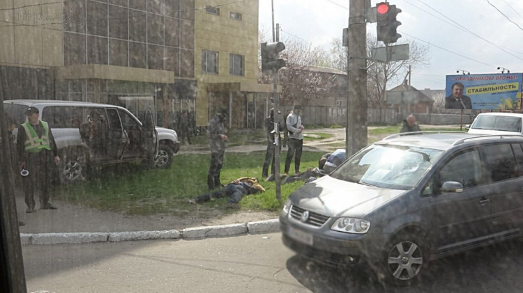 За вымогательство 20 тысяч долларов в Мариуполе осудят троих иностранцев и двоих украинцев (ФОТО)