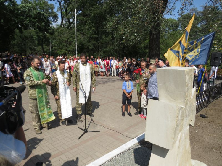 В  Мариуполе установили памятник военнослужащим, павшим за Украину (ФОТО)