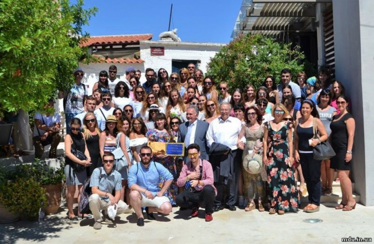 Мариупольские студентки стали призерами конкурса и получили награды на Крите из рук Президента Греции (ФОТО)