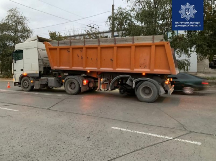 В Мариуполе во время движения у грузовика оторвало колеса: пострадал ребенок