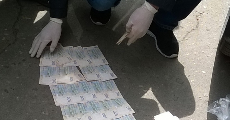 Полицейский хотел обмануть жителя Краматорска на 75 тысяч гривен