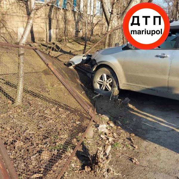 В Мариуполе в результате ДТП легковой автомобиль снес забор 