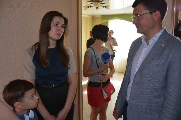   25 горожан получили новые квартиры и поздравления от губернатора и мэра Мариуполя (ФОТО)