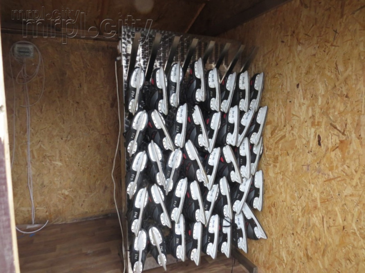 На Мариупольском катке пресекли массовое уничтожение коньков (ФОТО)