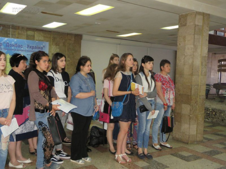 Абитуриентам из оккупированных территорий в Мариуполе представили упрощенную программу поступления в вузы (ФОТО)