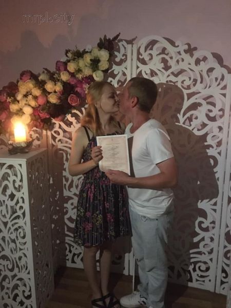 Свет любви: пара приехала из Китая и поженилась в Мариуполе в полумраке