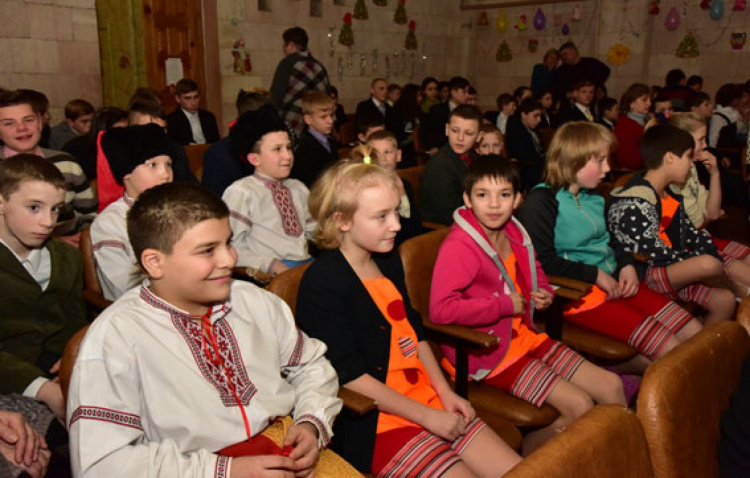 Аваков подарил воспитанникам мариупольского интерната украинские книги