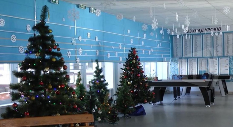 В Мариуполе выбрали самую новогоднюю школу