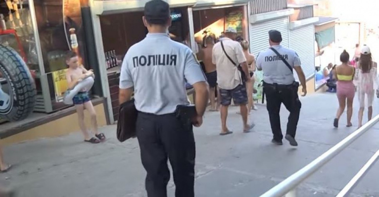 Продавщица одного из прибрежных кафе под Мариуполем бросила товар, убегая от полиции