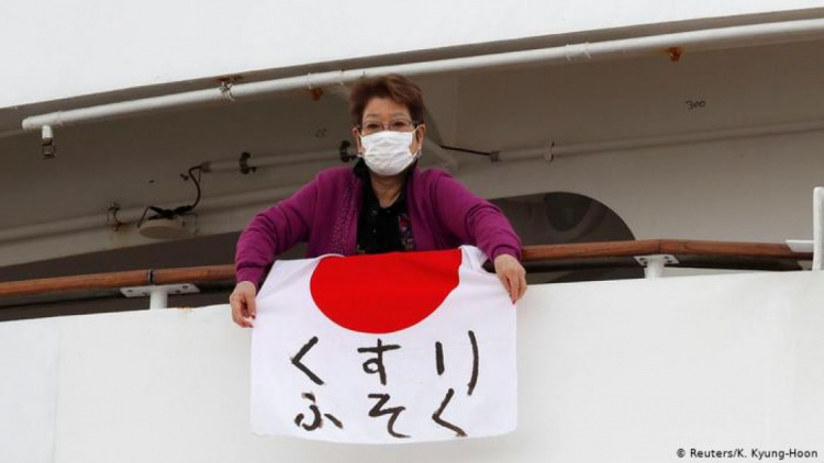 За сутки на круизном лайнере в Японии короновирусом заболело еще 40 человек