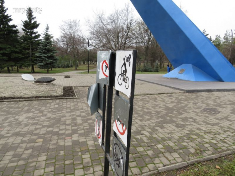 Мариупольские вандалы бесчинствовали в парке 50-летия Победы (ФОТОФАКТ)
