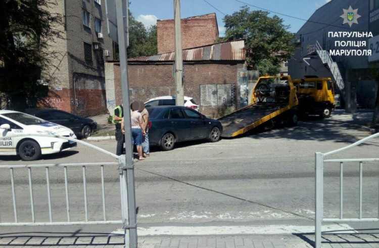 В центре Мариуполя проучили припарковавшегося на переходе водителя (ФОТО)