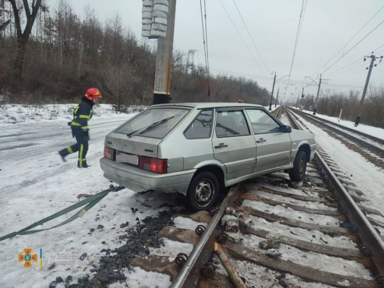 В Донецкой области автомобиль застрял на железнодорожном пути