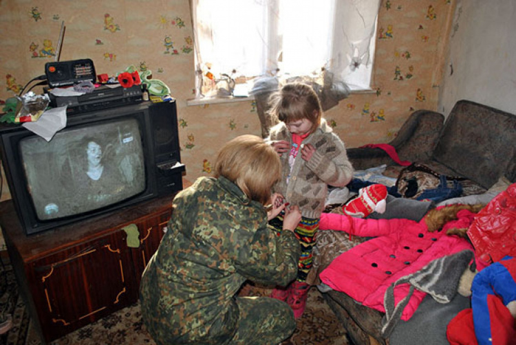 В Донецкой области двое детей замерзали в неотапливаемом доме