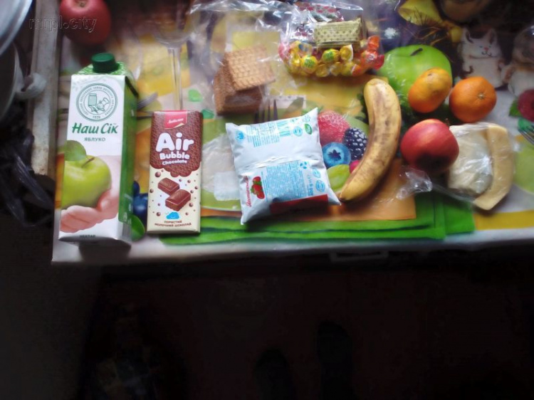 В Мариуполе ребенку-инвалиду вручили в подарок испорченные продукты (ФОТО+ВИДЕО)