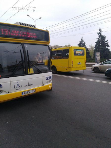 В центре Мариуполя автобус-нарушитель парализовал движение (ФОТОФАКТ)