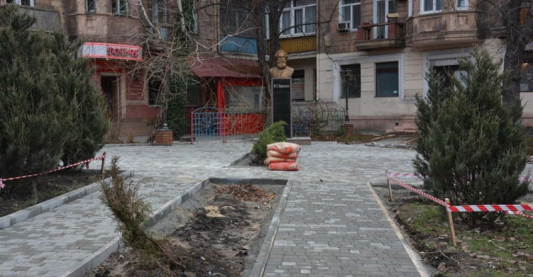 В центре Мариуполя ремонтируют дорожки к памятникам Шевченко и Короленко (ФОТОФАКТ)