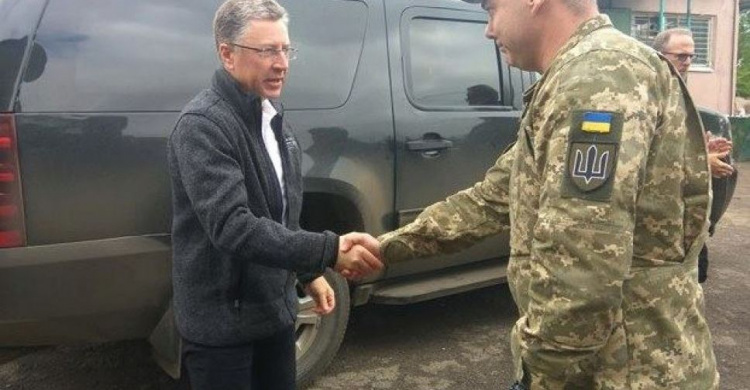 Представитель Госдепа США Курт Волкер оказался в зоне боевых действий на Донбассе (ФОТО)