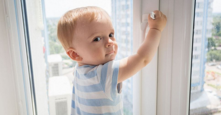 В Мариуполе ребенок выпал из окна. Как обезопасить детей в квартире?