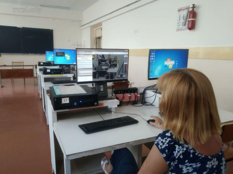 Новые технологии: в вузе Мариуполя студентов обучают на виртуальных тренажерах (ФОТО)