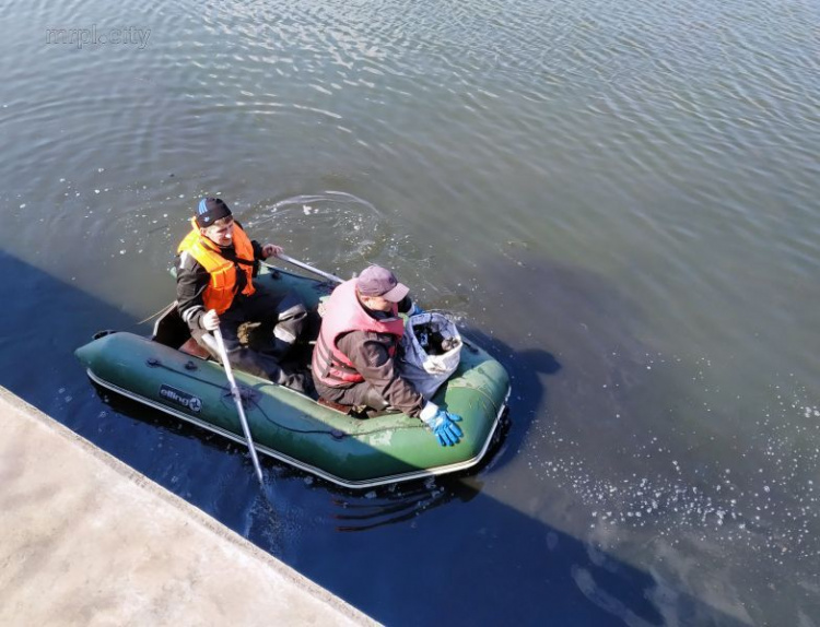 Из реки в Мариуполе вытащили около 8 кубометров пластика (ФОТО)