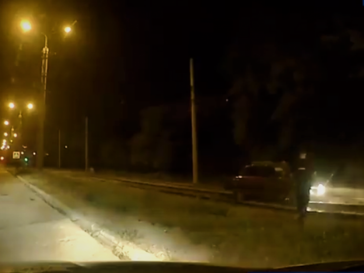 Автомобиль с пьяным водителем застрял на трамвайных путях в Мариуполе  (ВИДЕО)