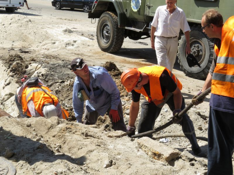 Разрытия на проспекте Мира в Мариуполе отменены на семь лет? (ФОТО)