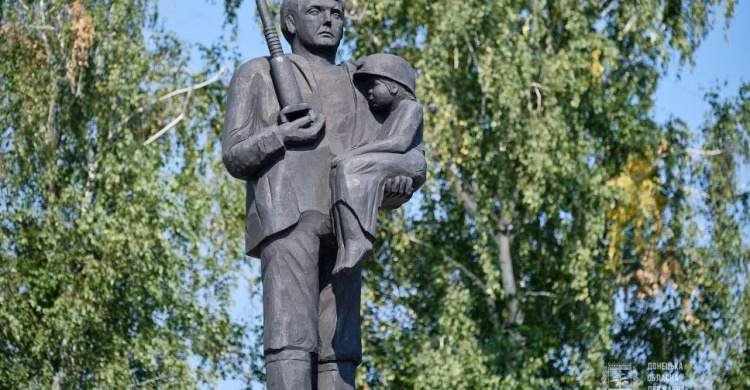 Глава Донецкой ОГА потребовал переделать ставший мемом памятник шахтеру