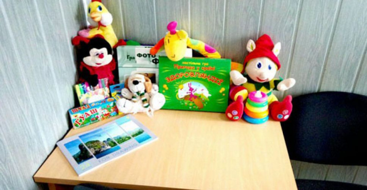 Полицию Мариуполя обеспечили мягкими игрушками, книжками – раскрасками и сказками (ФОТО)